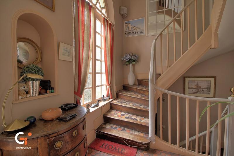 Maison - 242 m² - 9 pièces