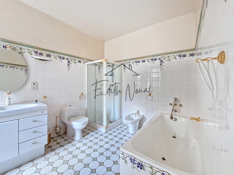 Propriété - 852 m² - 10 pièces