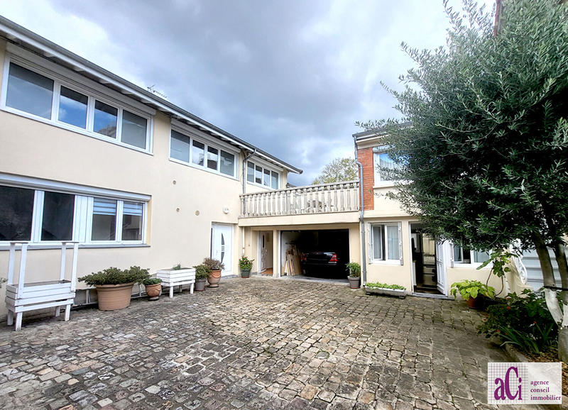 Maison - 256 m² - 12 pièces