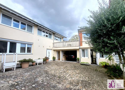 Maison - 256 m² - 12 pièces