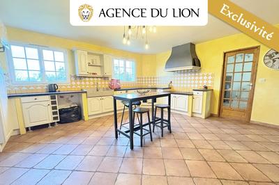 Maison traditionnelle - 220 m² - 8 pièces