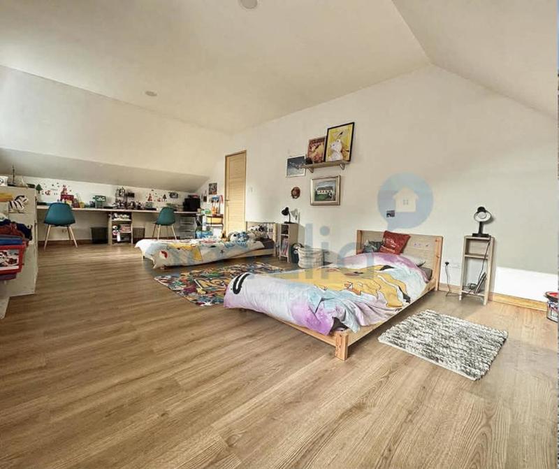 Maison - 215 m² - 9 pièces