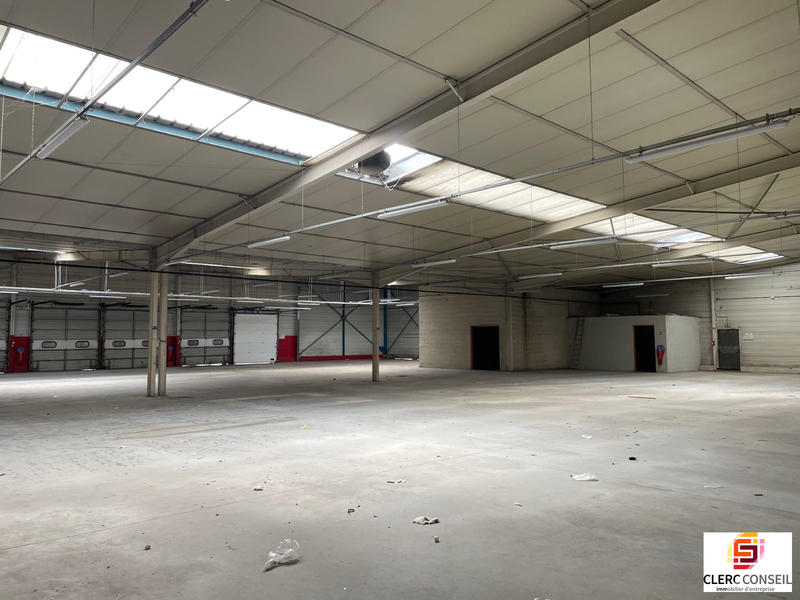 Local d'activités - 1 121 m²