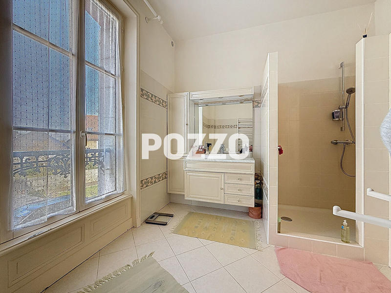 Maison - 201 m² - 8 pièces