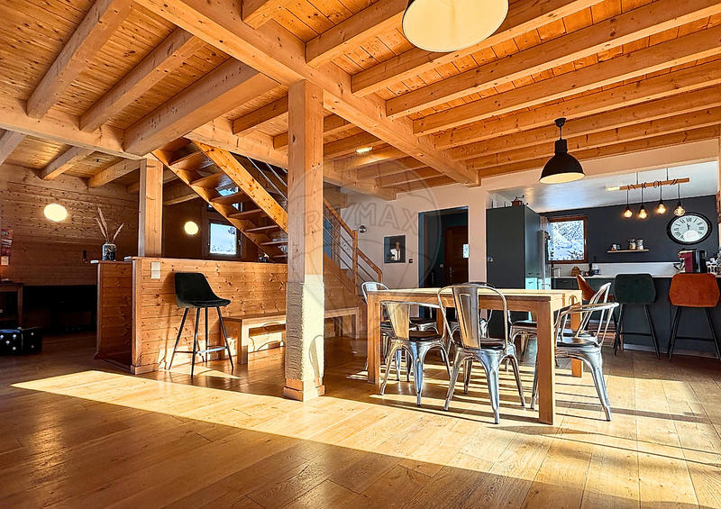 Maison - 201 m² - 7 pièces