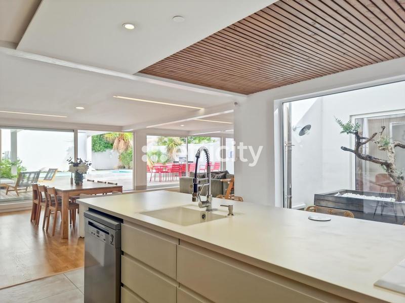 Villa - 208 m² - 9 pièces