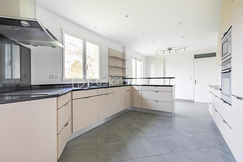 Maison - 243 m² - 8 pièces