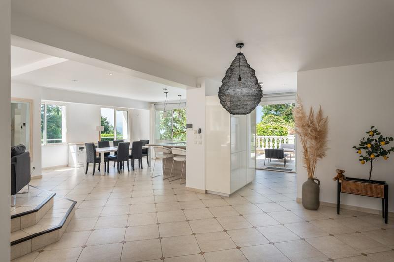 Maison - 335 m² - 8 pièces