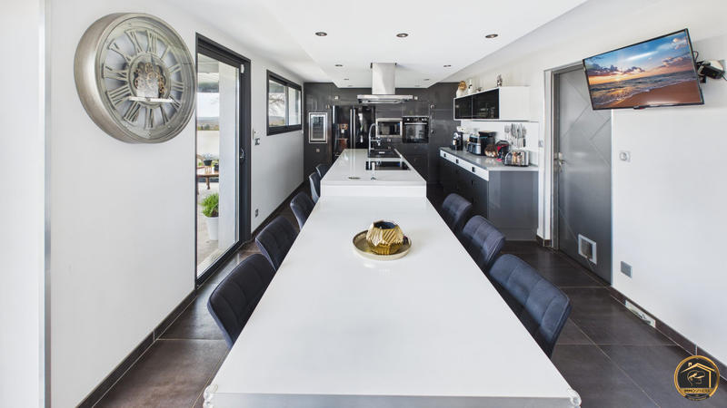 Maison contemporaine - 251 m² - 8 pièces