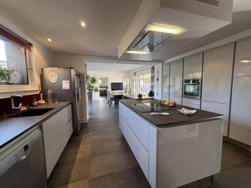 Maison - 290 m² - 9 pièces