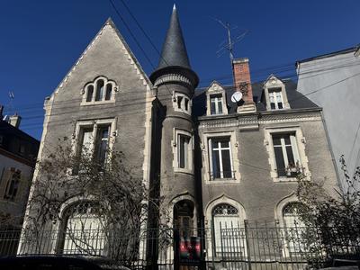 Maison - 280 m² - 12 pièces