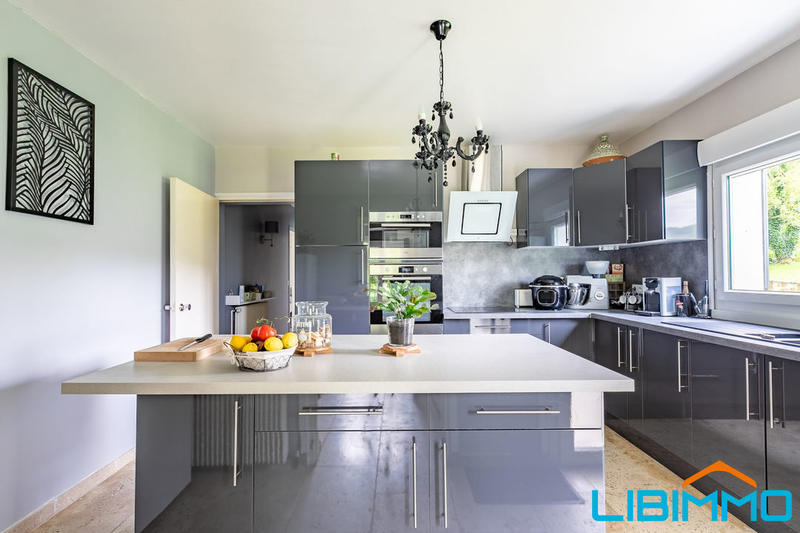 Maison - 257 m² - 8 pièces