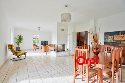 Maison - 203 m² - 6 pièces