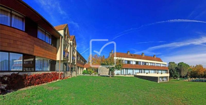 Maison - 3 900 m² - 96 pièces