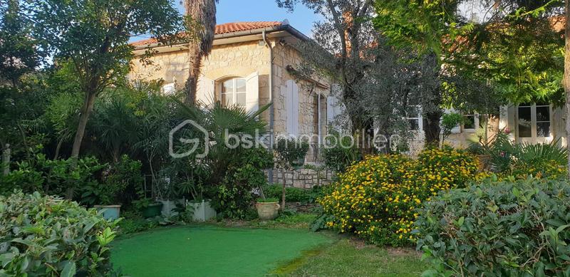 Demeure - 360 m² - 13 pièces