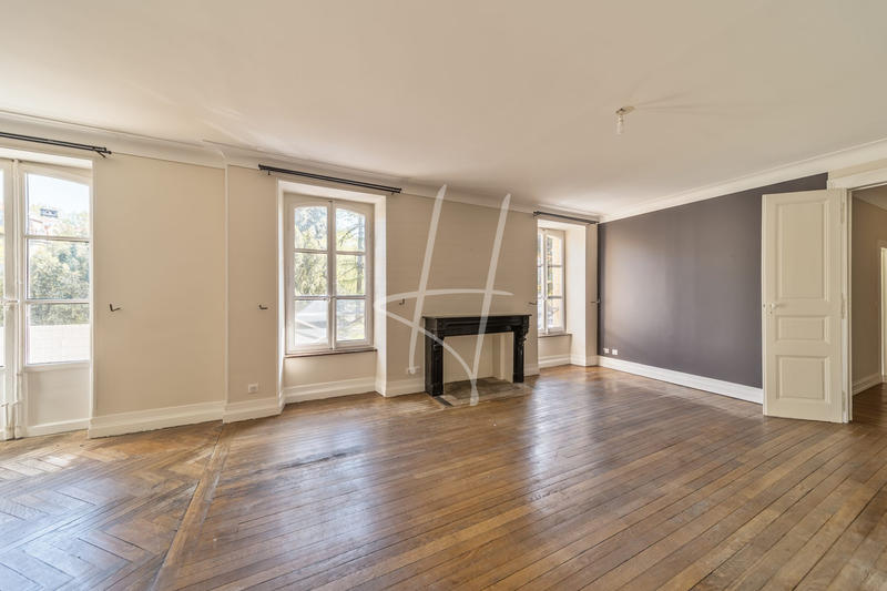 Appartement - 185 m² - 6 pièces