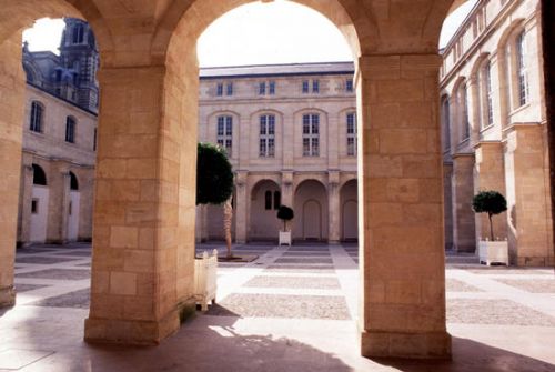 Cour Mably et Salle Capitulaire