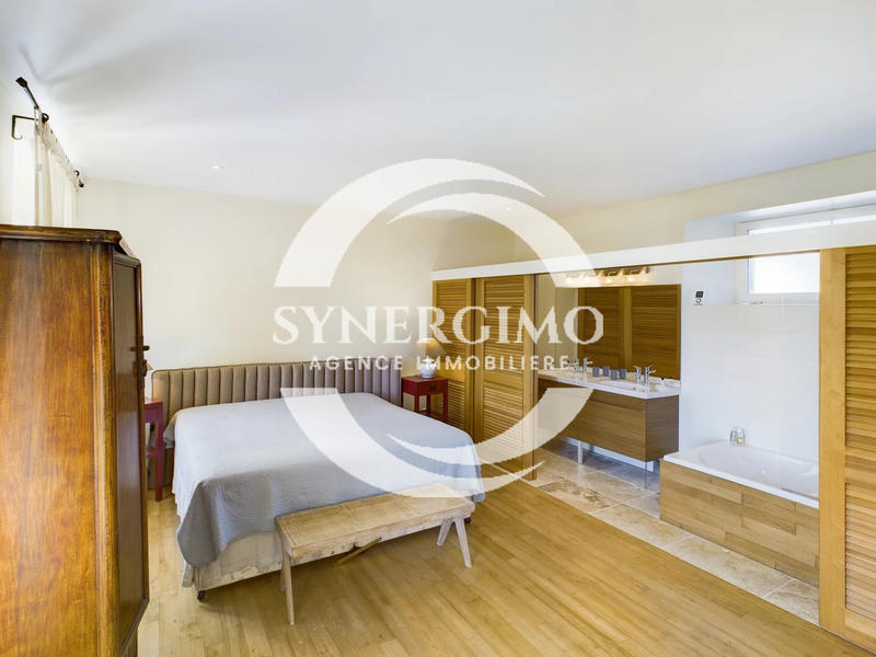 Propriété - 550 m² - 16 pièces