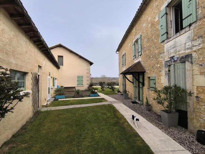 Maison - 340 m² - 8 pièces