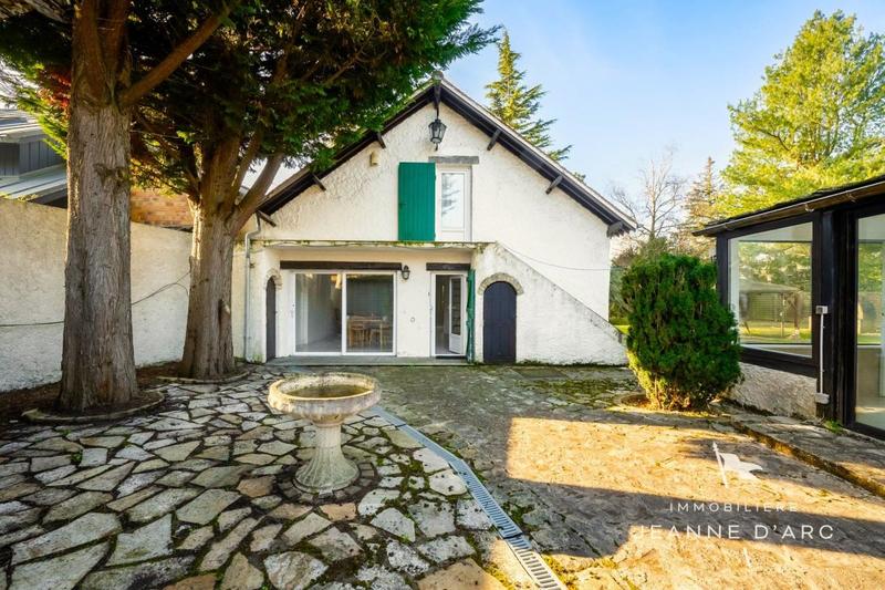 Propriété - 260 m² - 10 pièces