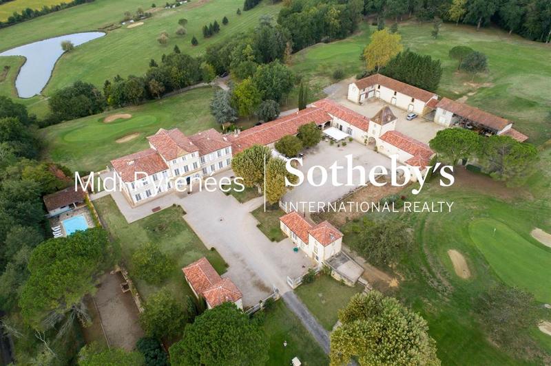 Maison - 1 200 m² - 12 pièces