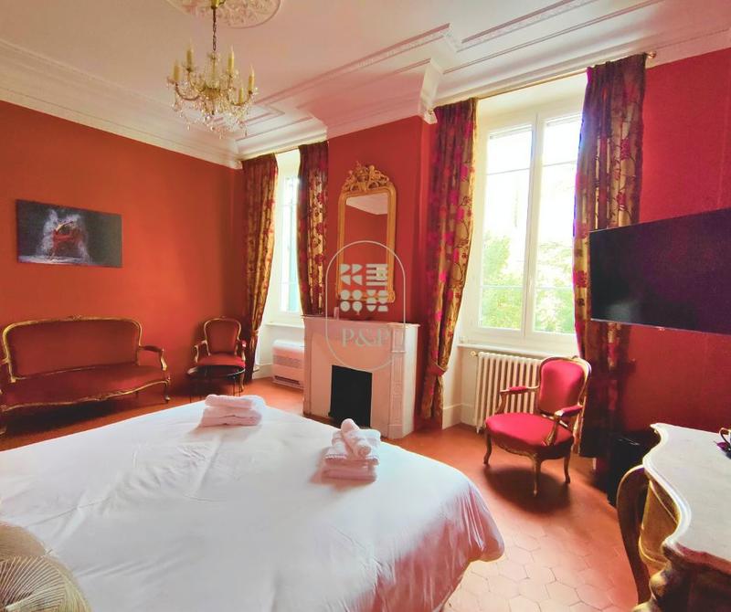 Maison - 408 m² - 8 pièces