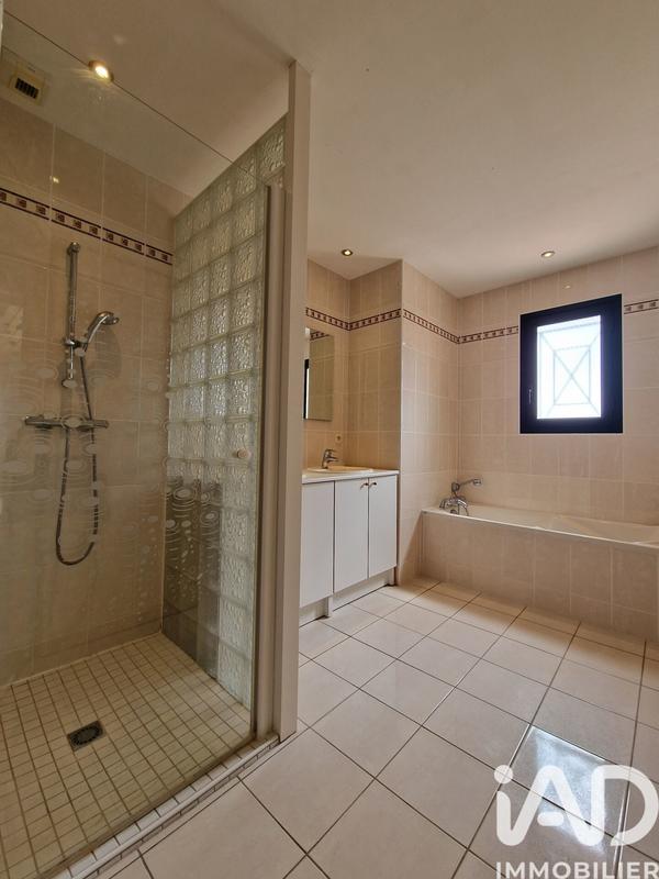 Maison - 242 m² - 10 pièces