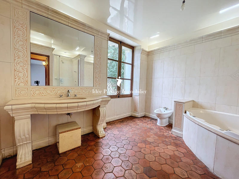 Maison - 241 m² - 8 pièces