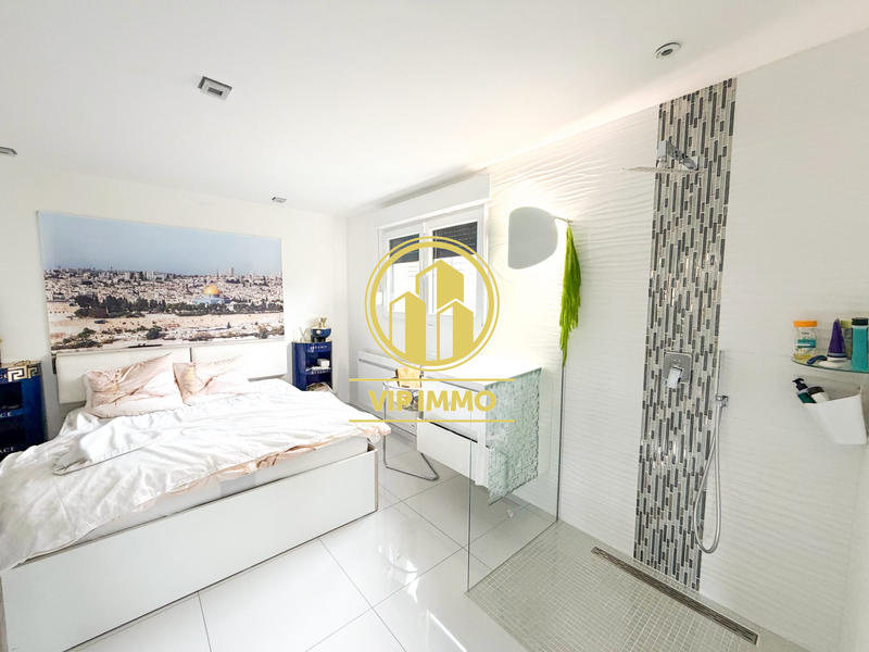 Maison - 220 m² - 10 pièces