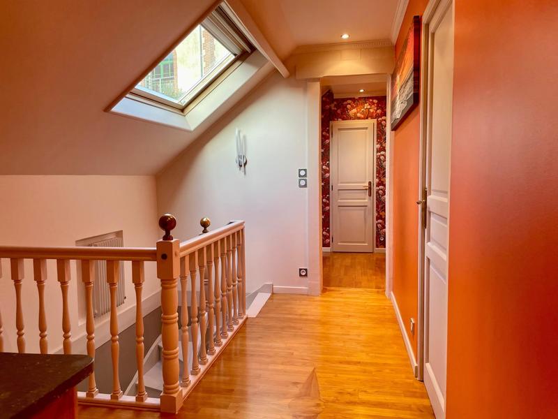 Maison - 230 m² - 9 pièces