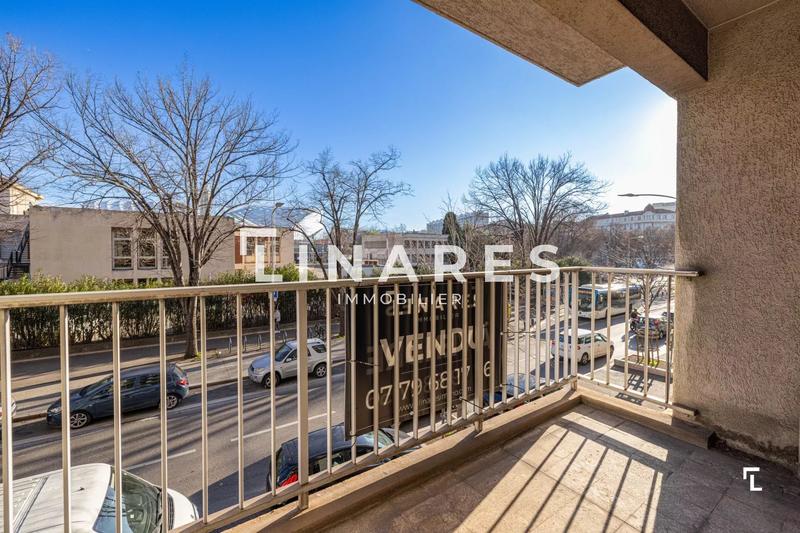 Magasins - 83 m² - 4 pièces