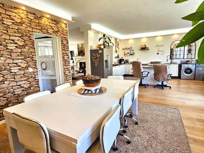 Maison - 240 m² - 9 pièces