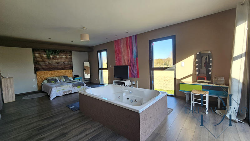 Maison - 235 m² - 6 pièces