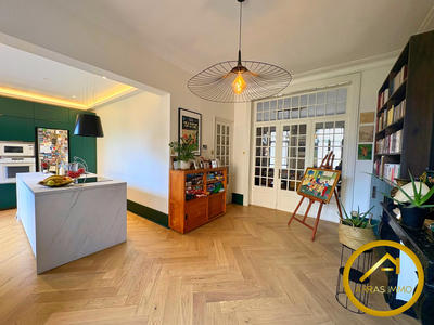 Maison - 260 m² - 8 pièces