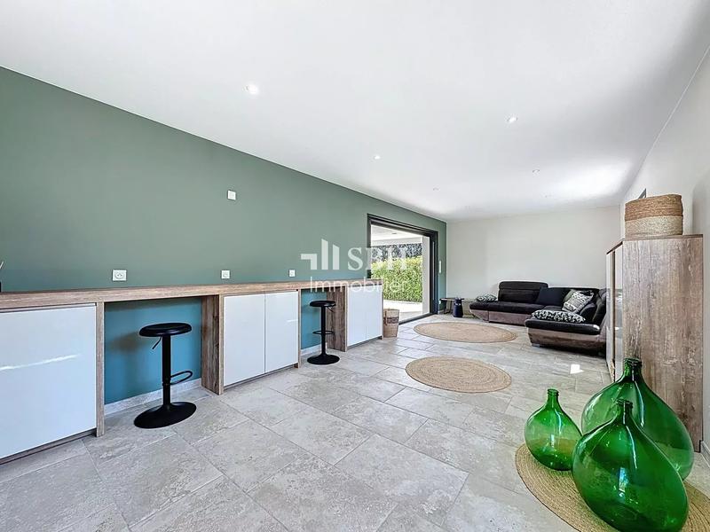 Villa - 211 m² - 10 pièces