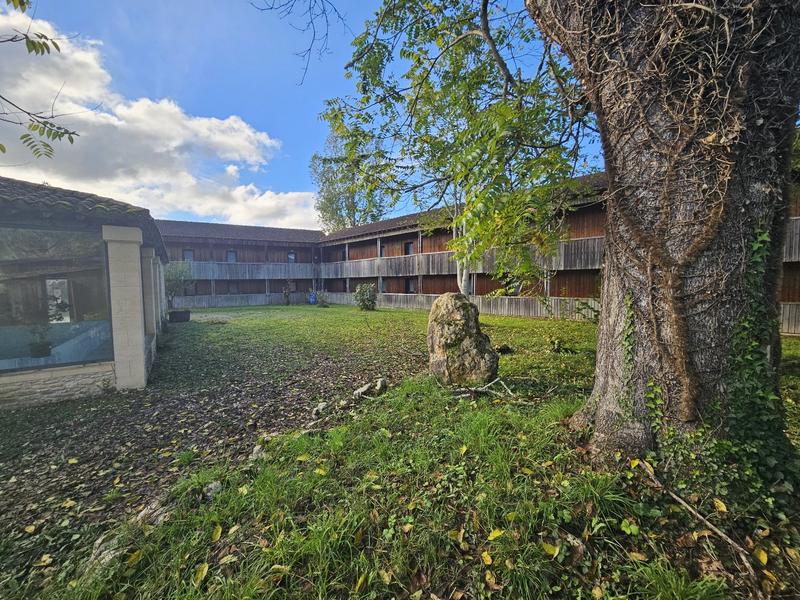 Maison - 2 135 m² - 52 pièces