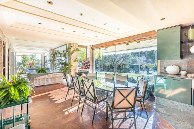 Villa - 360 m² - 8 pièces