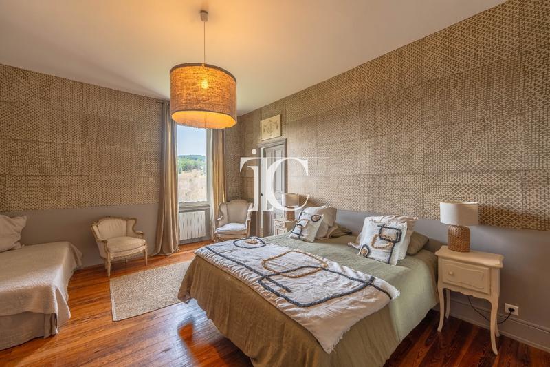 Maison - 334 m² - 8 pièces