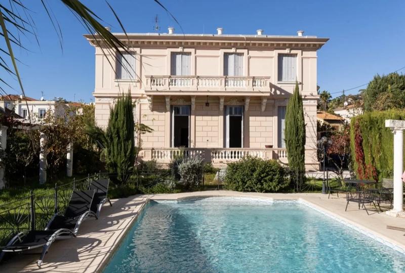 Maison - 375 m² - 7 pièces