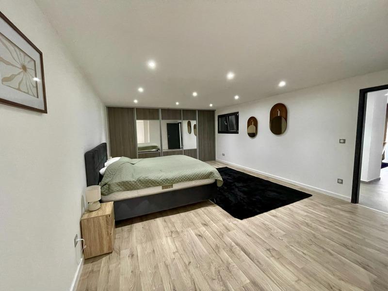 Maison - 328 m² - 9 pièces