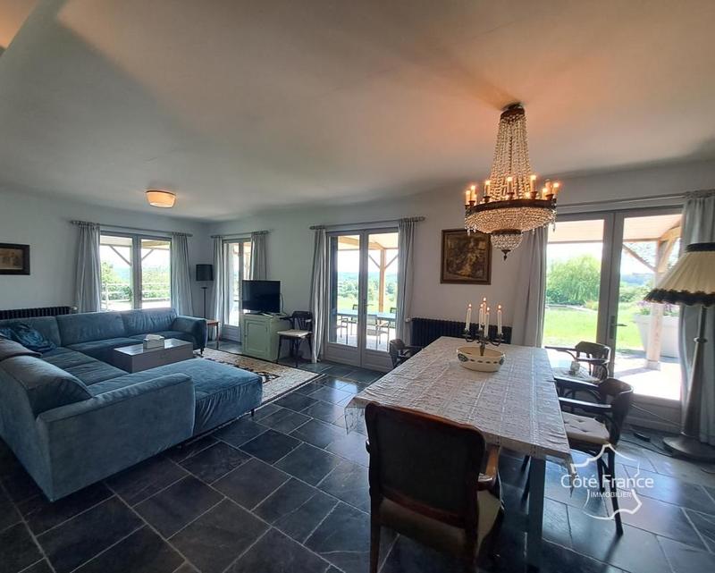 Maison - 230 m² - 9 pièces