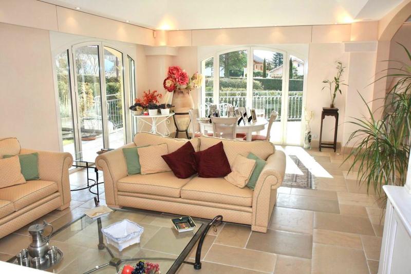 Maison - 750 m² - 15 pièces