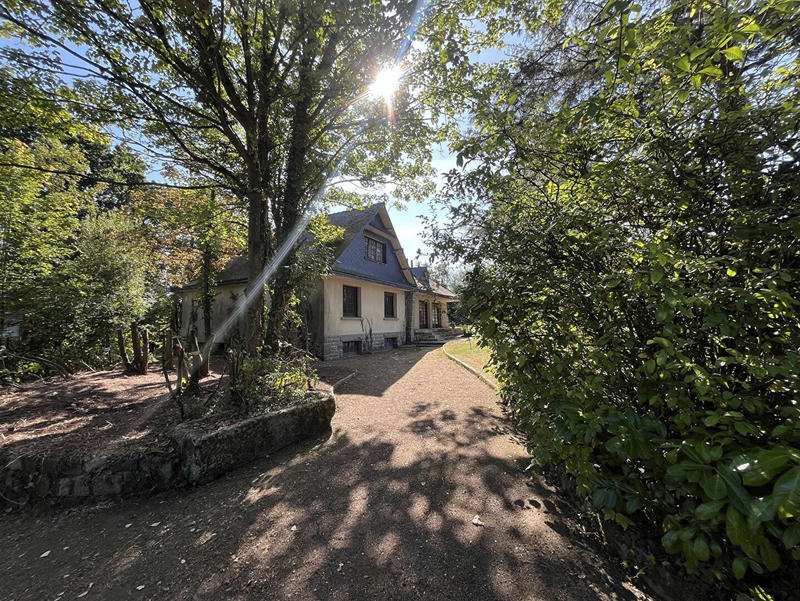 Maison - 250 m² - 6 pièces