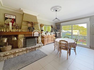 Maison - 234 m² - 8 pièces