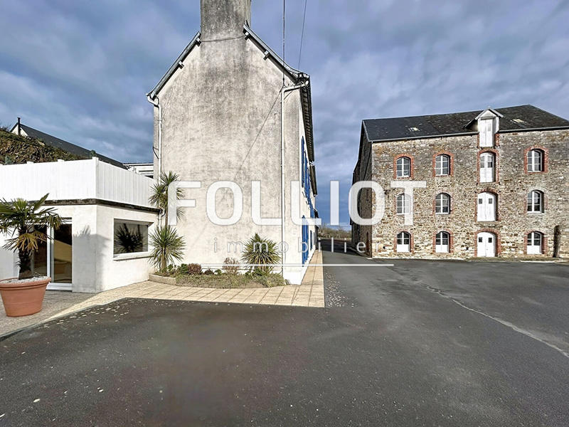 Maison - 250 m² - 8 pièces