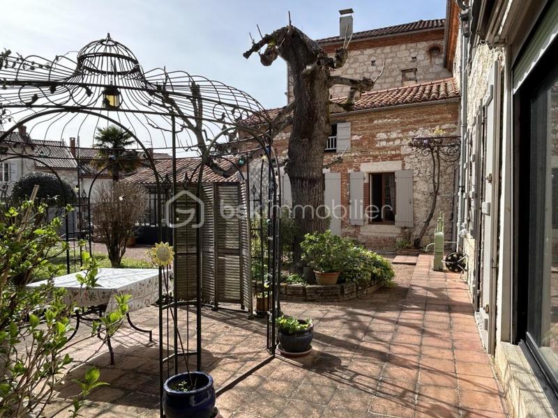 Maison - 300 m² - 8 pièces