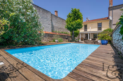 Maison - 235 m² - 7 pièces