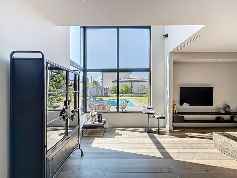 Maison - 243 m² - 8 pièces