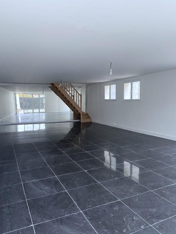 Local d'activité / Entrepôt - 220 m² - 6 pièces