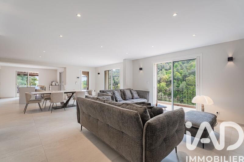 Maison - 215 m² - 7 pièces